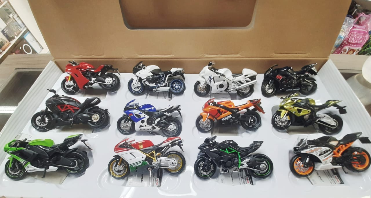 Motocicletas en miniatura a escala