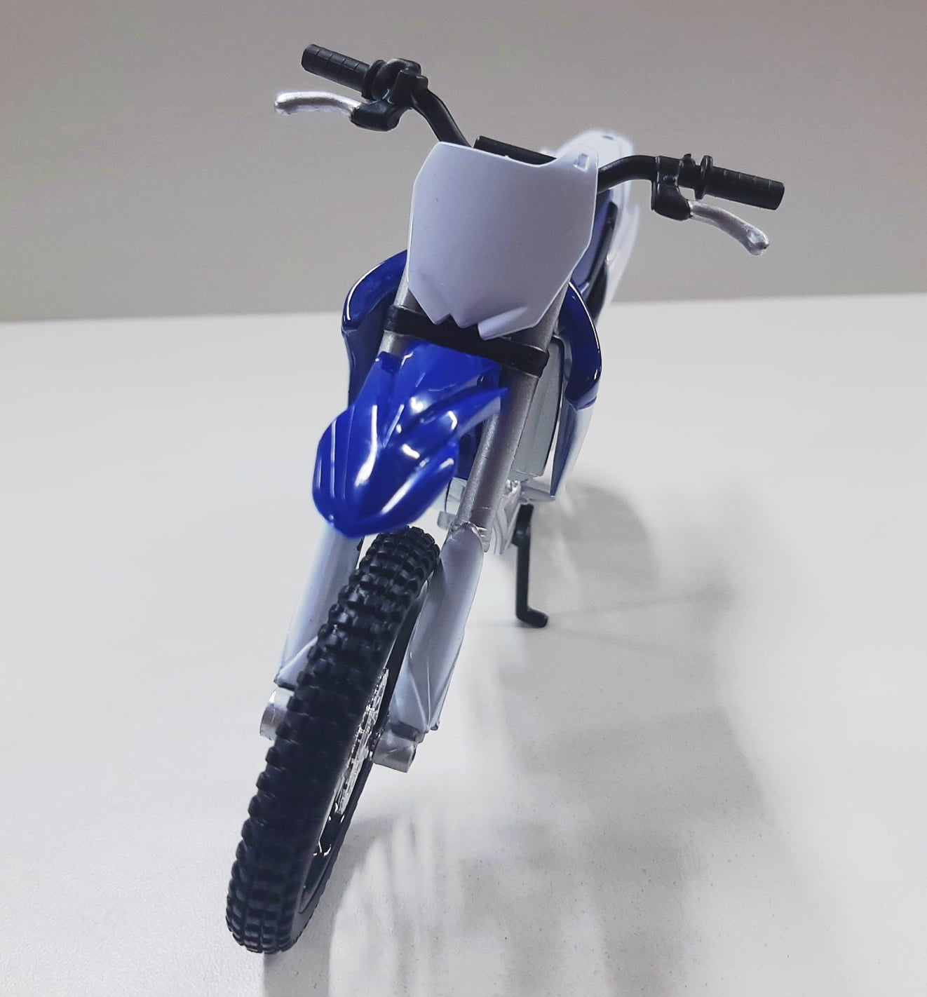 Miniatura de Moto da Yamaha YZ450F Escala 1:18 Maisto