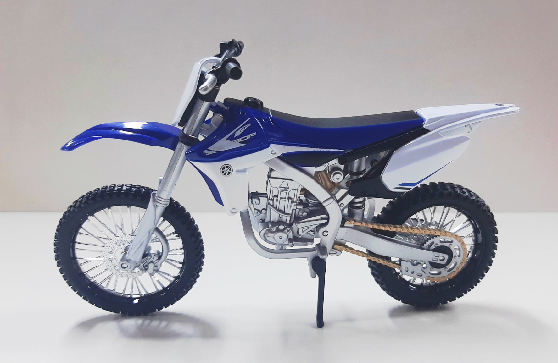 Miniatura Moto Yamaha YZ-450F 1:18 Maisto Motocross Trilha em Promoção na  Americanas