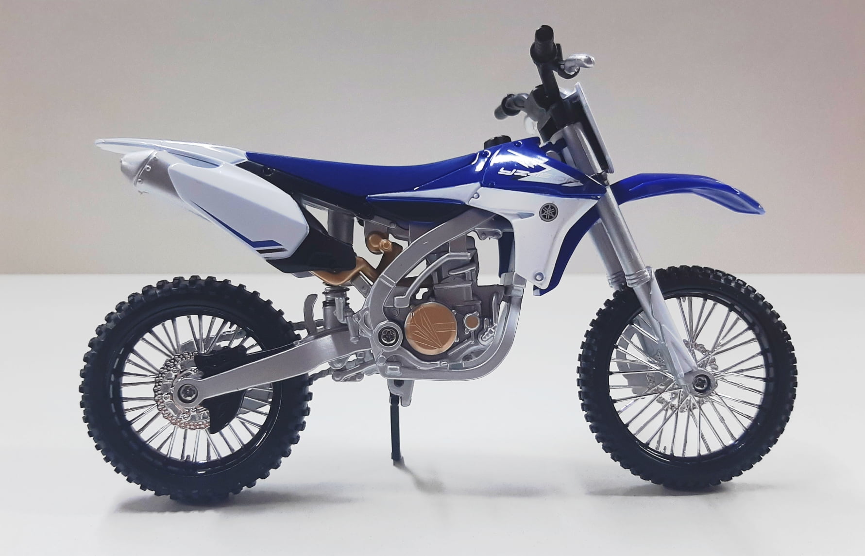 Moto de Ferro Trilha Miniatura Yamaha YZ450F 1:12 na Caixa Maisto