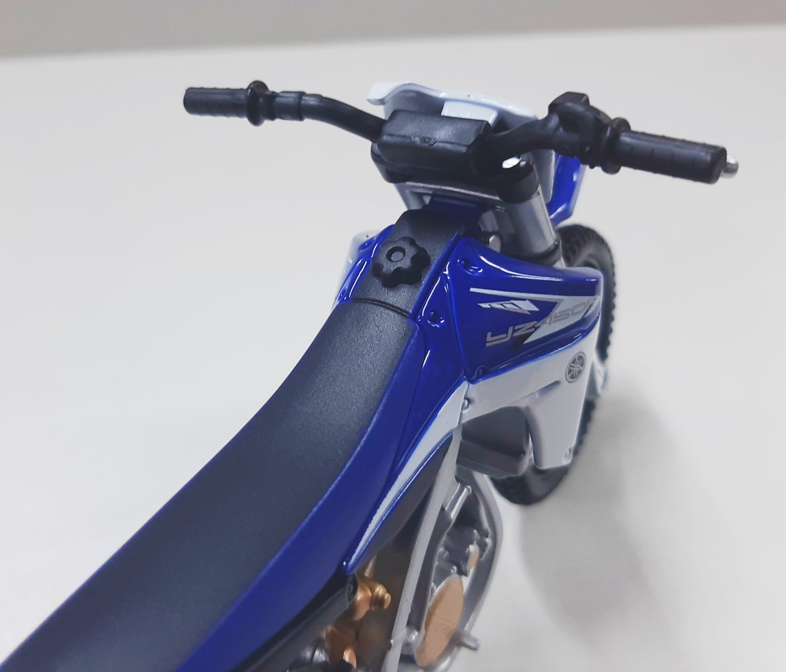 Miniatura de Moto da Yamaha YZ450F Escala 1:18 Maisto