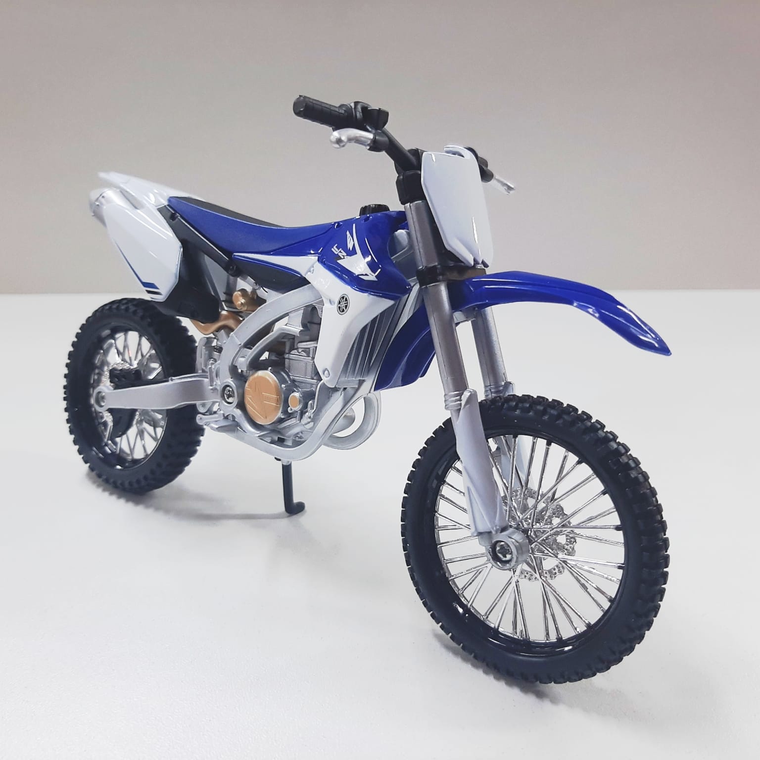 Miniatura de Moto da Yamaha YZ450F Escala 1:18 Maisto