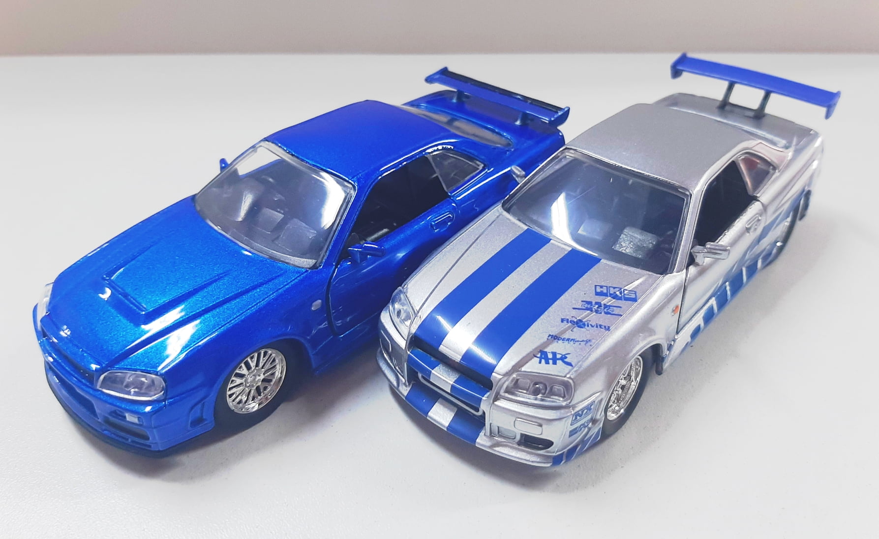 Miniaturas de Ferro Skyline GT-R [BNR34] Prata e Azul do Brian