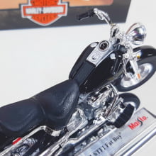 Kit 1 Quadro decorativo + 1 Miniatura 1/18 H-D 2004 FLSTFI Fat Boy Preto com caixa Harley-Davidson