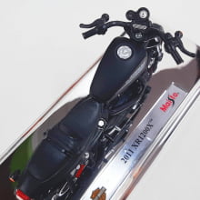 Kit 1 Quadro decorativo + 1 Miniatura 1/18 H-D 2011 XR1200X Preto com caixa Harley-Davidson