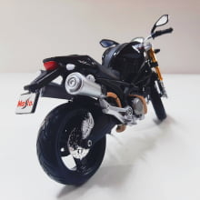 Miniatura Escala 1/12 Moto DUCATI MONSTER 696