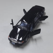 Miniaturas de Ferro 1999 Lincoln Town Limosine Car Stretch Limo Preto Escala 1/52