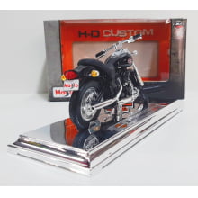 Kit 1 Quadro decorativo + 1 Miniatura 1/18 H-D 2002 FXSTB Night Train 02 Preto com caixa Harley-Davidson