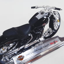 Kit 1 Quadro decorativo + 1 Miniatura 1/18 H-D 2002 FXSTB Night Train 02 Preto com caixa Harley-Davidson