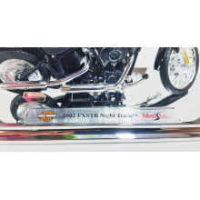 Kit 1 Quadro decorativo + 1 Miniatura 1/18 H-D 2002 FXSTB Night Train 02 Preto com caixa Harley-Davidson