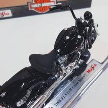 Kit 1 Quadro decorativo + 1 Miniatura 1/18 H-D 2008 FLSTSB Cross Bones Preto com caixa Harley-Davidson