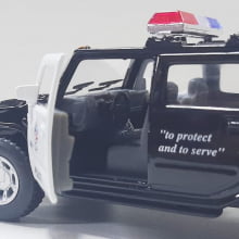 Miniatura Carrinho de Ferro Hummer 2005 H2 SUT Policial Escala 1/40