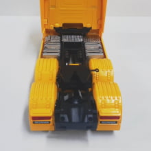 Miniatura Cavalo de Ferro Scannia Trucado V8 730 Amarelo Escala 1/32