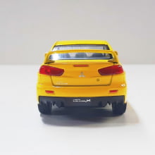 Miniatura de Ferro 2008 Mitsubishi Lancer Evo X Amarelo Escala 1/36