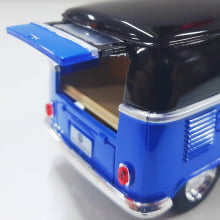 Miniatura de Ferro Volks 1962 Kombi Clássica Corujinha Azul com preto Escala 1/32