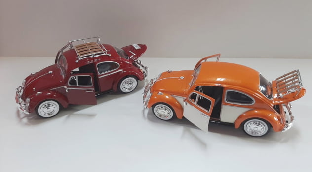 Mini 1/24 Fusca Volkswagen 1966 Beetle - Miniatura Escala 1/24 - com suporte para carga externa